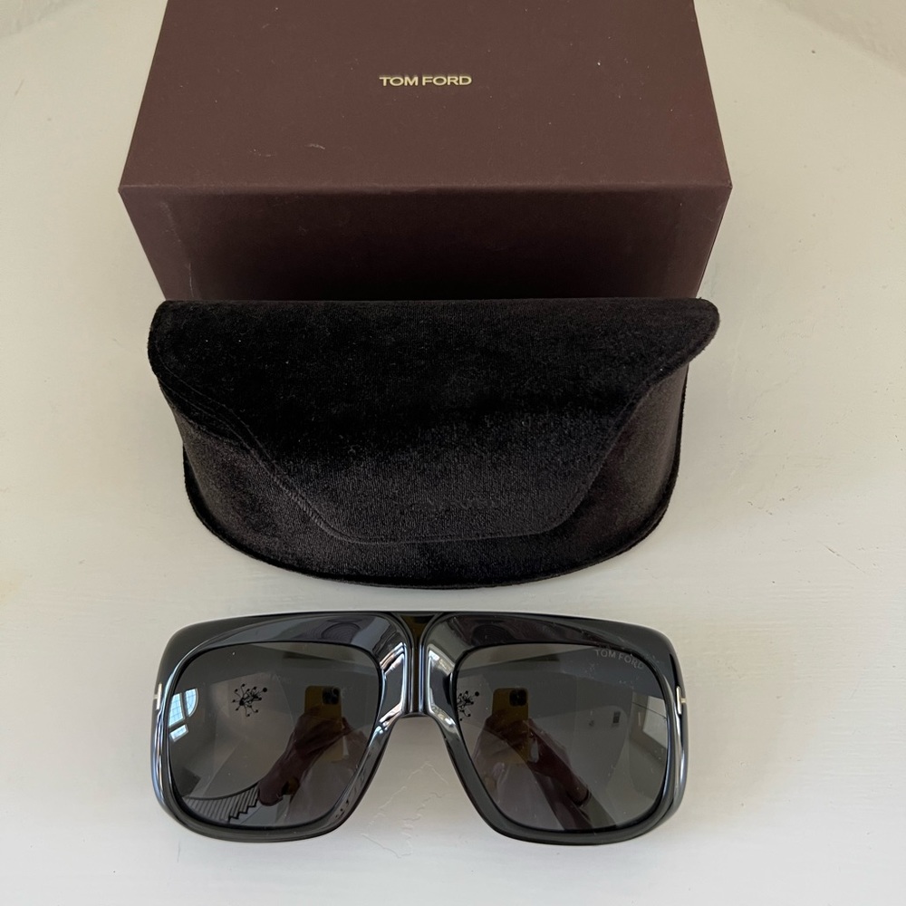 Tom Ford Black oversized sunglasses (Gino TF733).  This Sunglasses is like new..